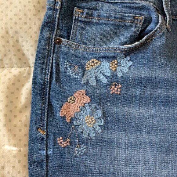 Levi's Mid-Rise Skinny with Embroidery - Picture 4 of 10